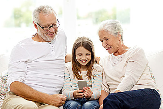 家庭,科技,人,概念,微笑,爷爷,孙女,祖母,智能手机,坐,沙发,在家