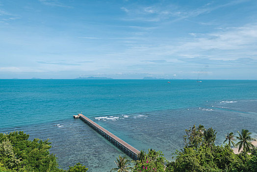 泰国苏梅岛热带海岛海岸线自然风景,通往海上的木桥