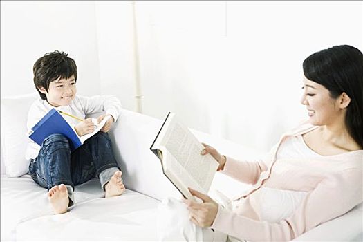 母亲,儿子,读,书本,坐,沙发