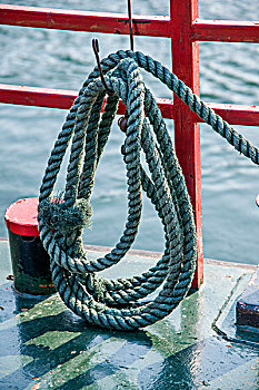 湖北巴东沿渡河镇客船上的缆绳
