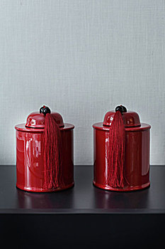 红色陶瓷瓷罐