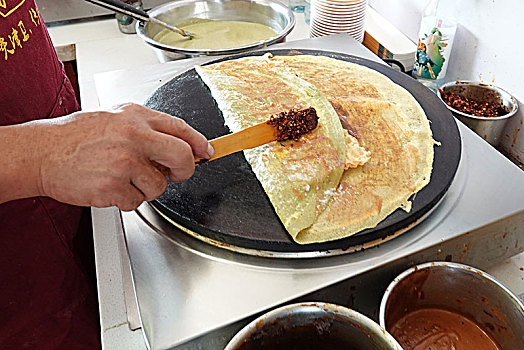 天津小吃煎饼果子制作过程