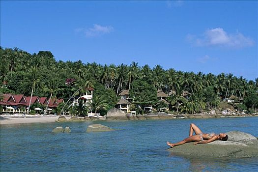 女性,游客,躺着,石头,海滩,苏梅岛,泰国,东南亚