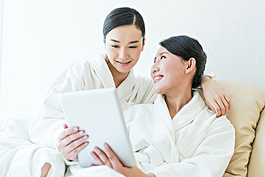 母女二人身穿浴衣使用平板电脑