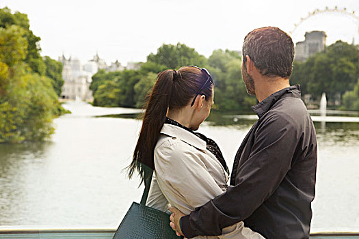 情侣,搂抱,公园,湖,伦敦,英格兰