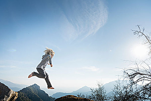 男孩,跳跃,蓝天,背景,红杉国家公园,加利福尼亚,美国