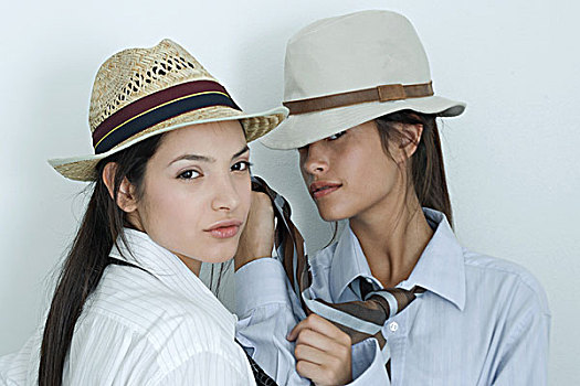 两个,美女,朋友,衣服,带领扣衬衣,帽子,一个,拿着,看镜头,头像