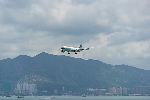 一架国泰航空的飞机正降落在香港国际机场