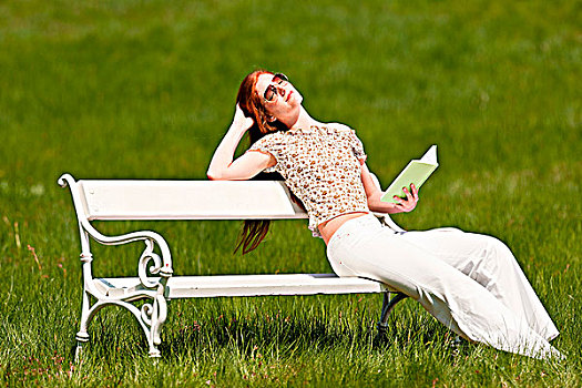 红发,女人,读,书本,白色背景,长椅,草地,浅