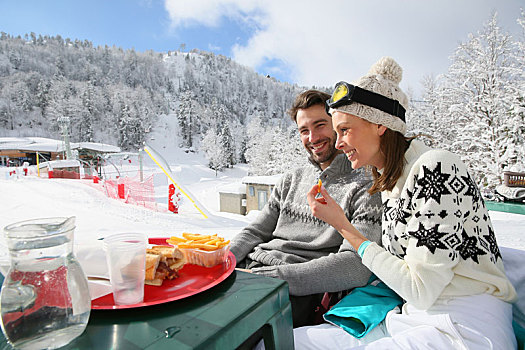 情侣,滑雪,餐食,白天