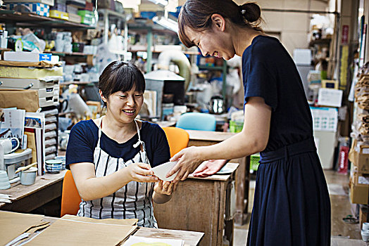 两个,微笑,女人,坐,站立,工作间,看,日本人,瓷器,碗