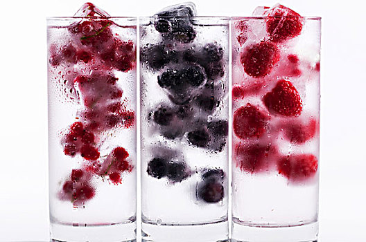 三个,玻璃杯,多样,浆果,冰块