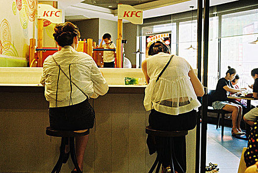 kfc中吃饭的人