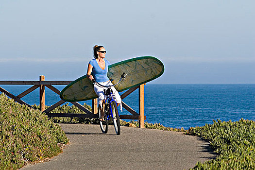 女人,骑自行车,冲浪板,高处,海洋,加利福尼亚