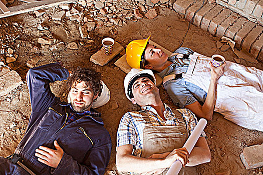 三个,建筑工人,咖啡时间