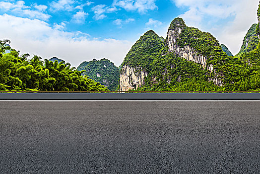 柏油马路沥青路面和山水风景