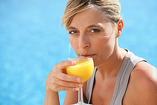 女人,喝,橙汁,游泳池