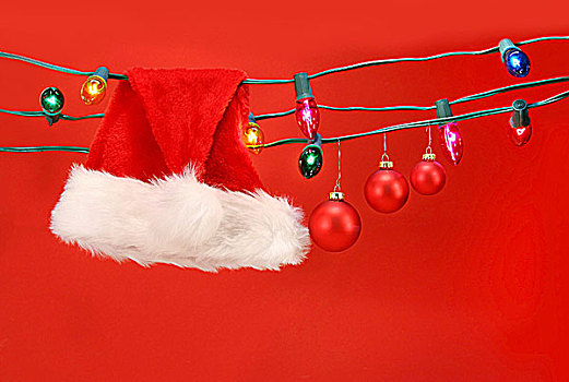 悬挂,轻快,圣诞帽,圣诞节,彩球,红色背景
