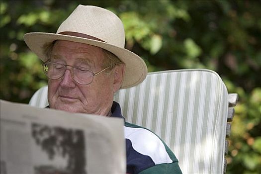 放松,老人,坐,花园,读,报纸