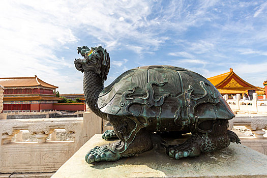 蓝天白云下的北京故宫太和殿前铜龟