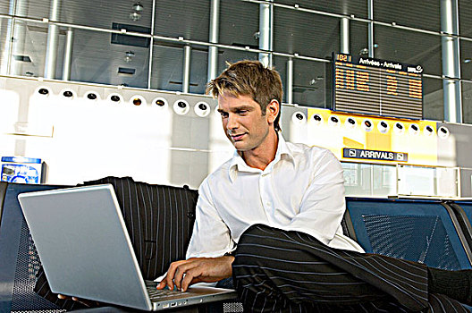商务人士,笔记本电脑,机场休息室