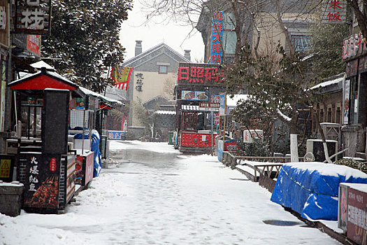 山东省日照市,游客踏雪逛美食街,感受不一样的元宵佳节