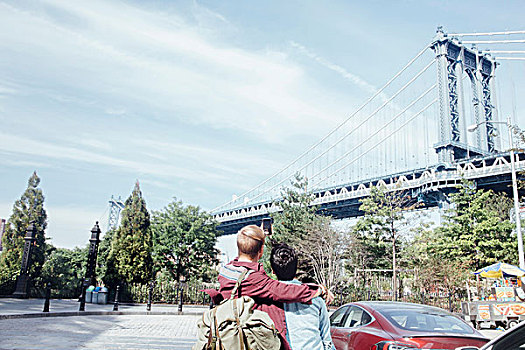 后视图,男性,情侣,正面,曼哈顿大桥,纽约,美国