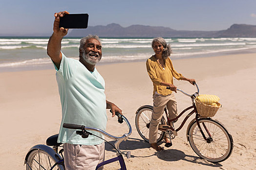老年,夫妻,交谈,手机,海滩