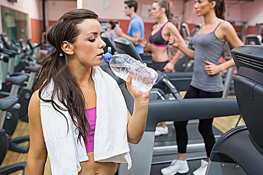 女人,水瓶,水,健身房,训练,旁侧,跑步机