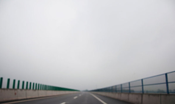 阴天环境中空旷的高速公路