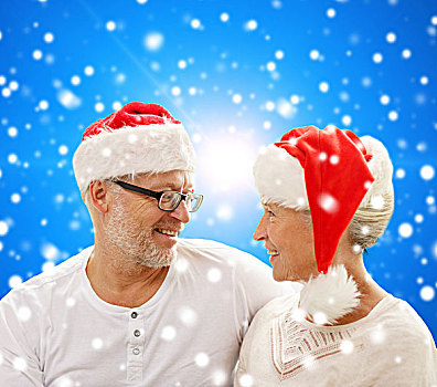 家庭,休假,圣诞节,岁月,人,概念,高兴,老年,夫妻,圣诞老人,帽子,坐,沙发,上方,蓝色,雪,背景