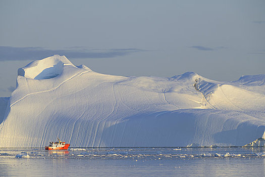 游船,冰山,迪斯科湾,伊路利萨特冰湾,雅各布港冰川,伊路利萨特,格陵兰