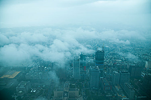 台湾台北市108大厦上眺望云雾中的台北市景