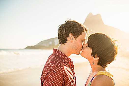 年轻,情侣,吻,日落,伊帕内玛海滩,巴西