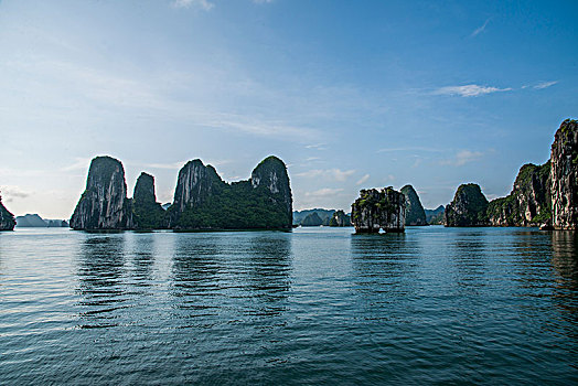 越南广宁鸿基市下龙湾海上石林香炉石