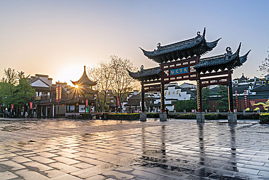 日出下的南京夫子庙步行街古建筑