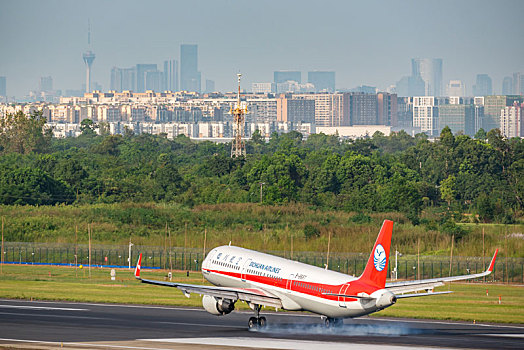 四川航空公司的飞机降落在双流机场