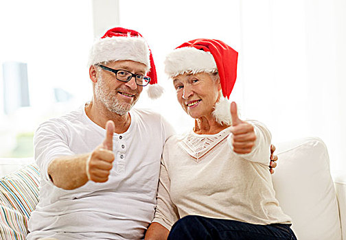 家庭,休假,圣诞节,岁月,人,概念,高兴,老年,夫妻,圣诞老人,帽子,坐,沙发,展示,竖大拇指,手势,在家