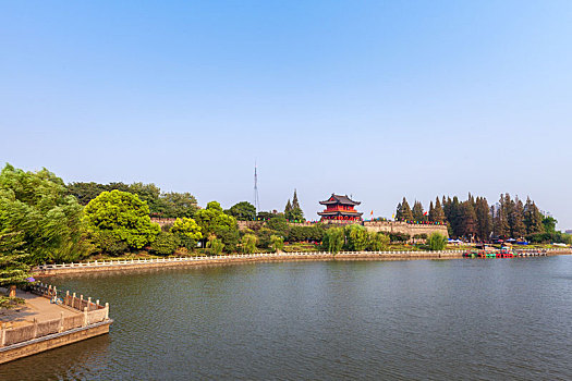 晴日里的荆州古城风景区很美丽
