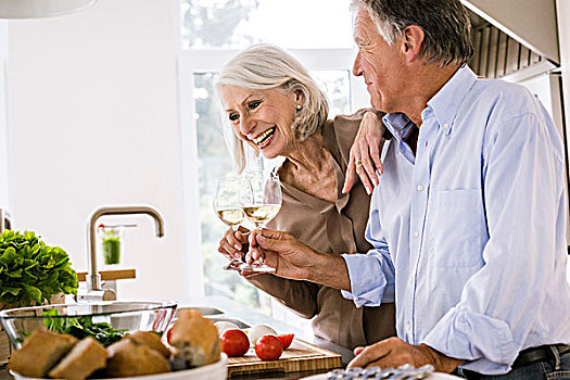 老年,夫妻,抬起,葡萄酒杯,相互,厨房