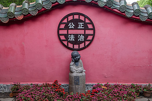 四川德阳广汉房湖公园红墙与沙弥雕像