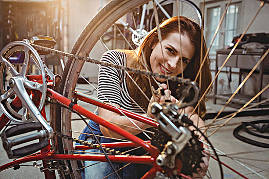 女人,修理,红色,自行车,工作间