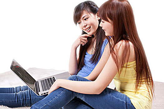 青年女子使用笔记本电脑