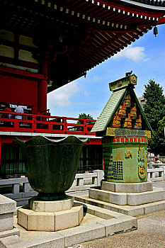 东京浅草寺观音神殿前右侧,则是一个洗手亭,所有人在参拜神灵之前,必须得先洗手和漱口