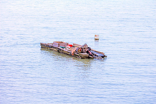 水上漂浮着的简易渔船