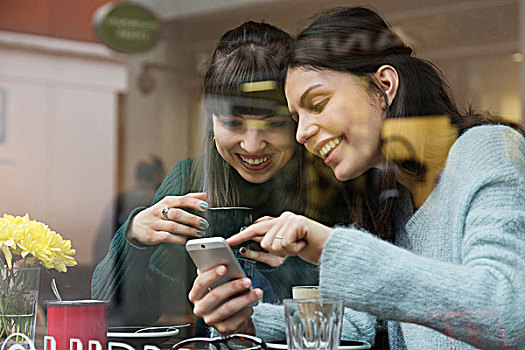 两个,美女,坐,咖啡,窗户,看,智能手机