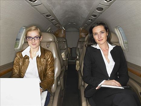 两个女人,坐,私人飞机