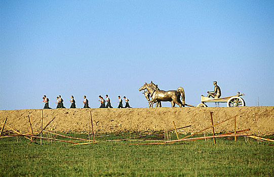 内蒙额尔古纳市的室韦俄罗斯民族自治乡,这是村头的三套马车雕塑