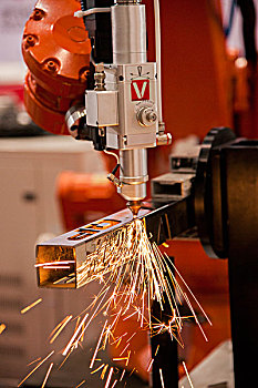 第十三届中国金属冶金展上展示的焊接机器人