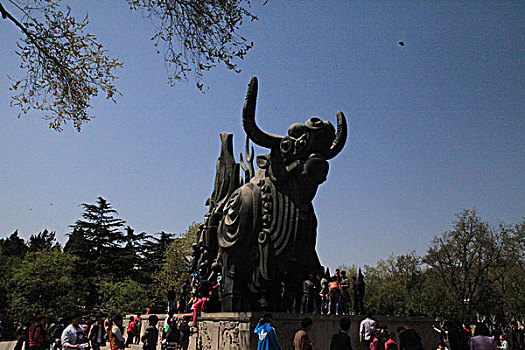铜牛雕像